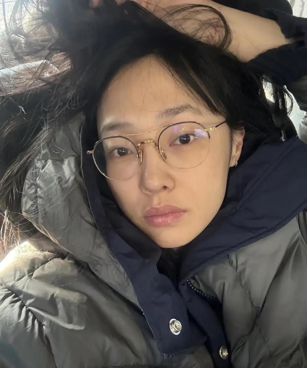 2026年1月6日，白百何在社交平台分享了一张素颜上班照，并配文“都是这样上班吗