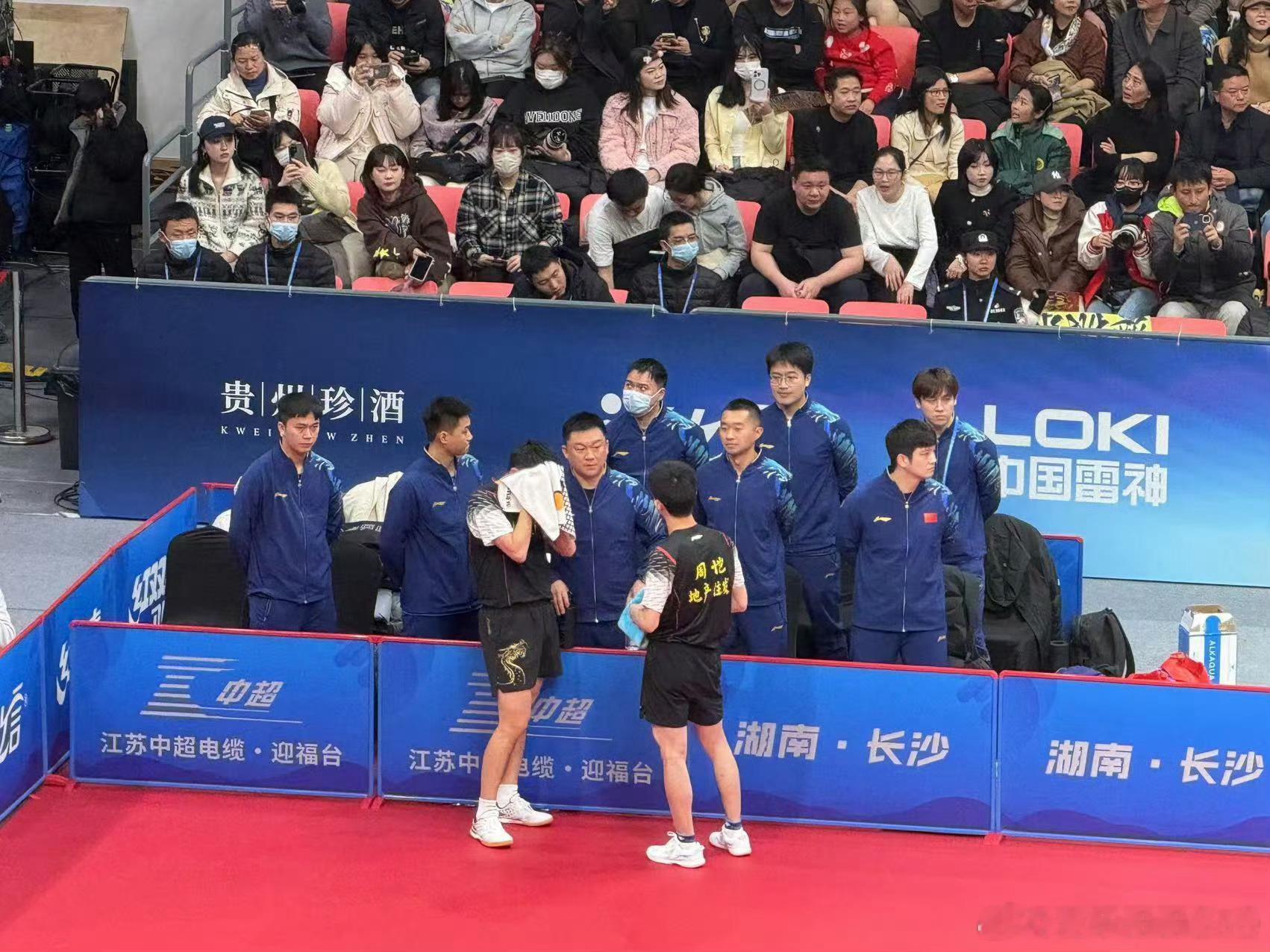 樊振东对战日本选手胸前贴上国旗 12.13南京大屠杀遇难同胞国家公祭日，时间正确