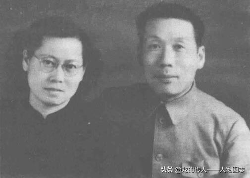 1948年底，伍修权与徐和结婚。图为结婚照