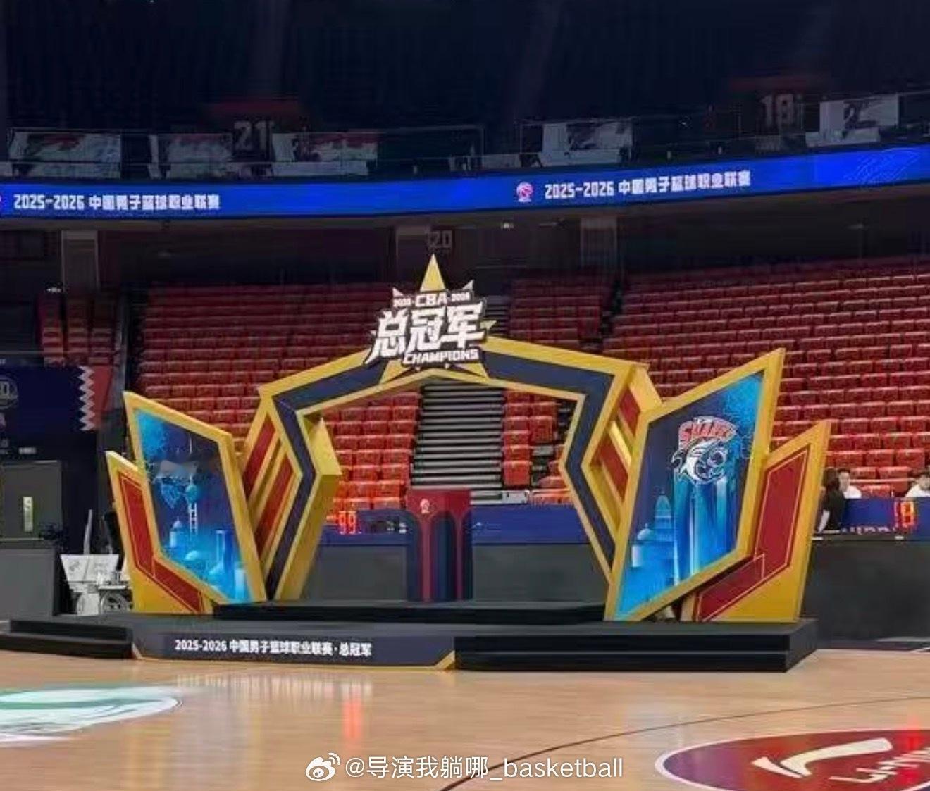 上海久事主场已经搭建好了总冠军颁奖台，今晚能否如愿就看上海球员的发挥了cba总决