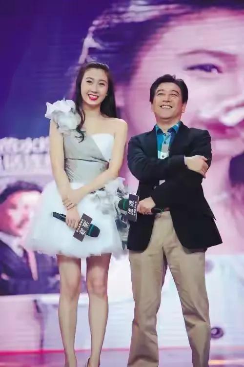一直以为水均益只有水亦诗这一个闺女呢。后面才知道他又再婚了，2010年时他和小1