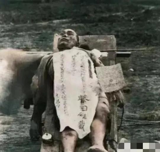 1939 年，日军王牌飞行员藤田雄藏跳伞后，竟用手枪打死发现他的中国船工。我军战
