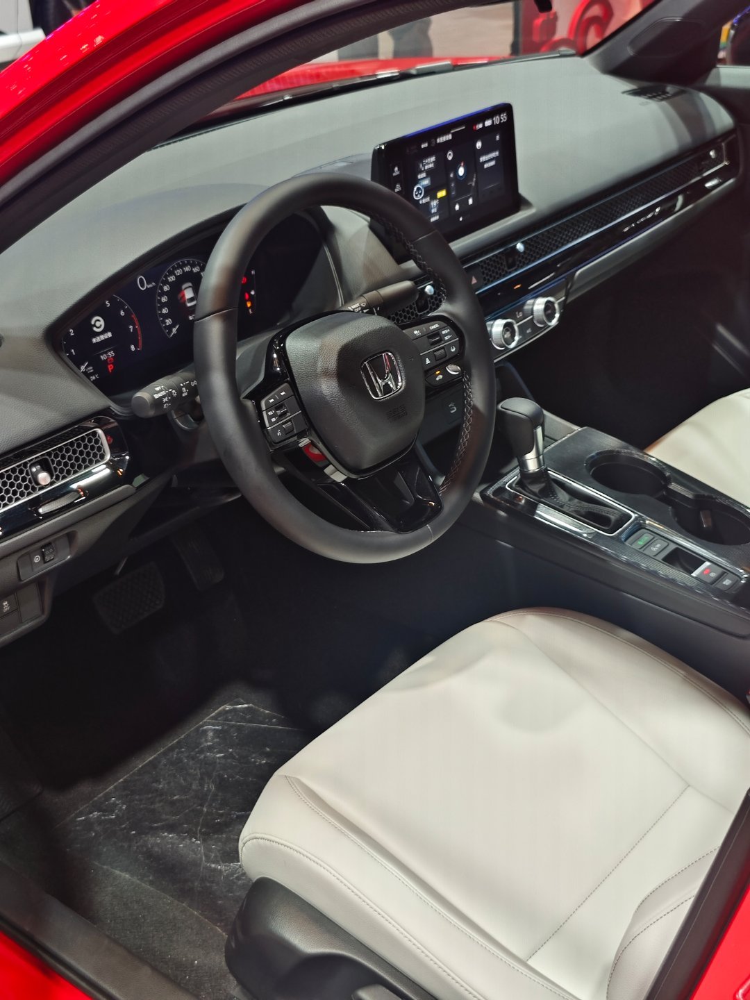 看到思域20周年限定版陷入了沉思思域已经走过了20周年了。设计吧还是本田的老味道