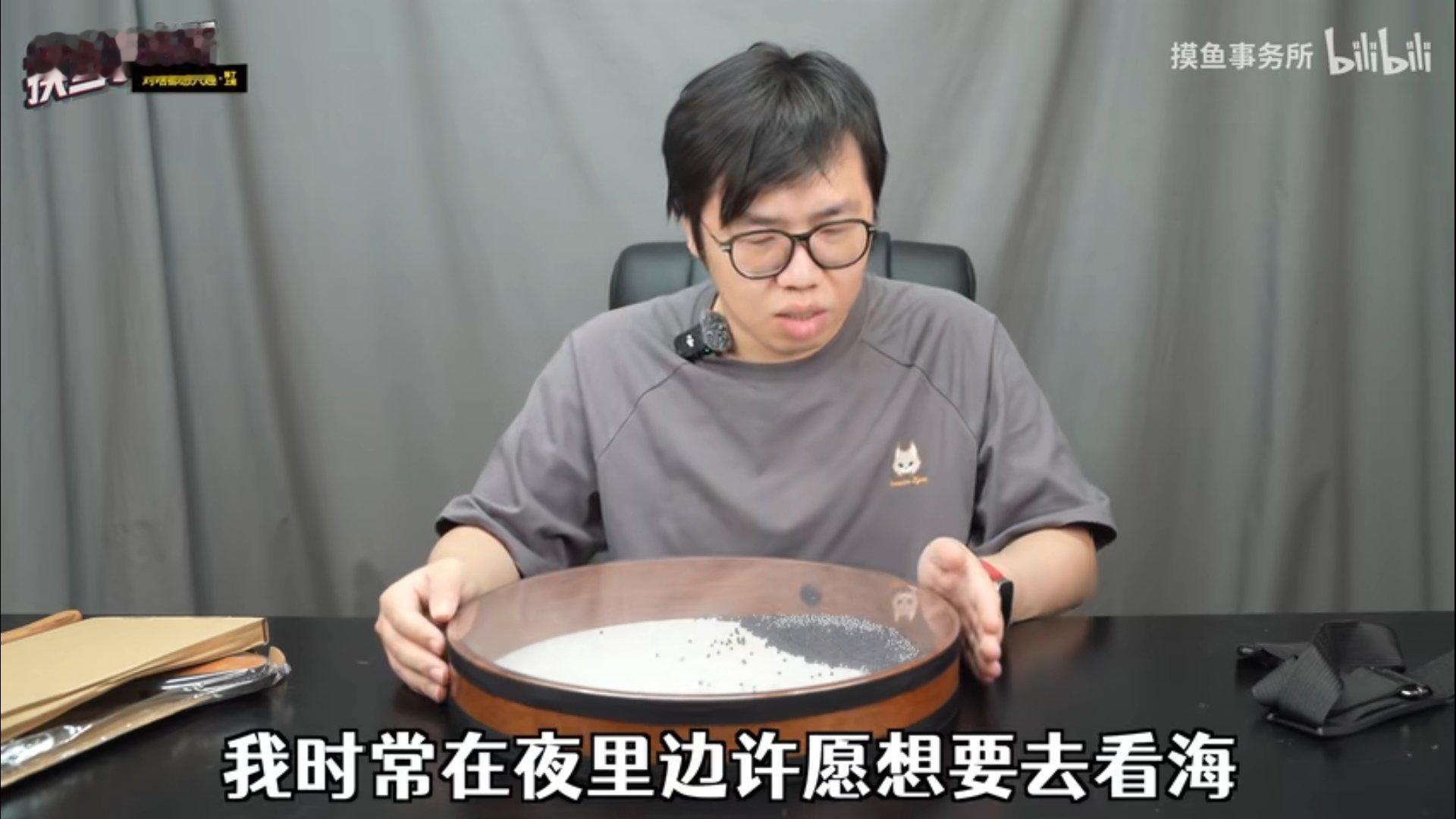 你大学五年不就住在海边吗，还没看够啊 