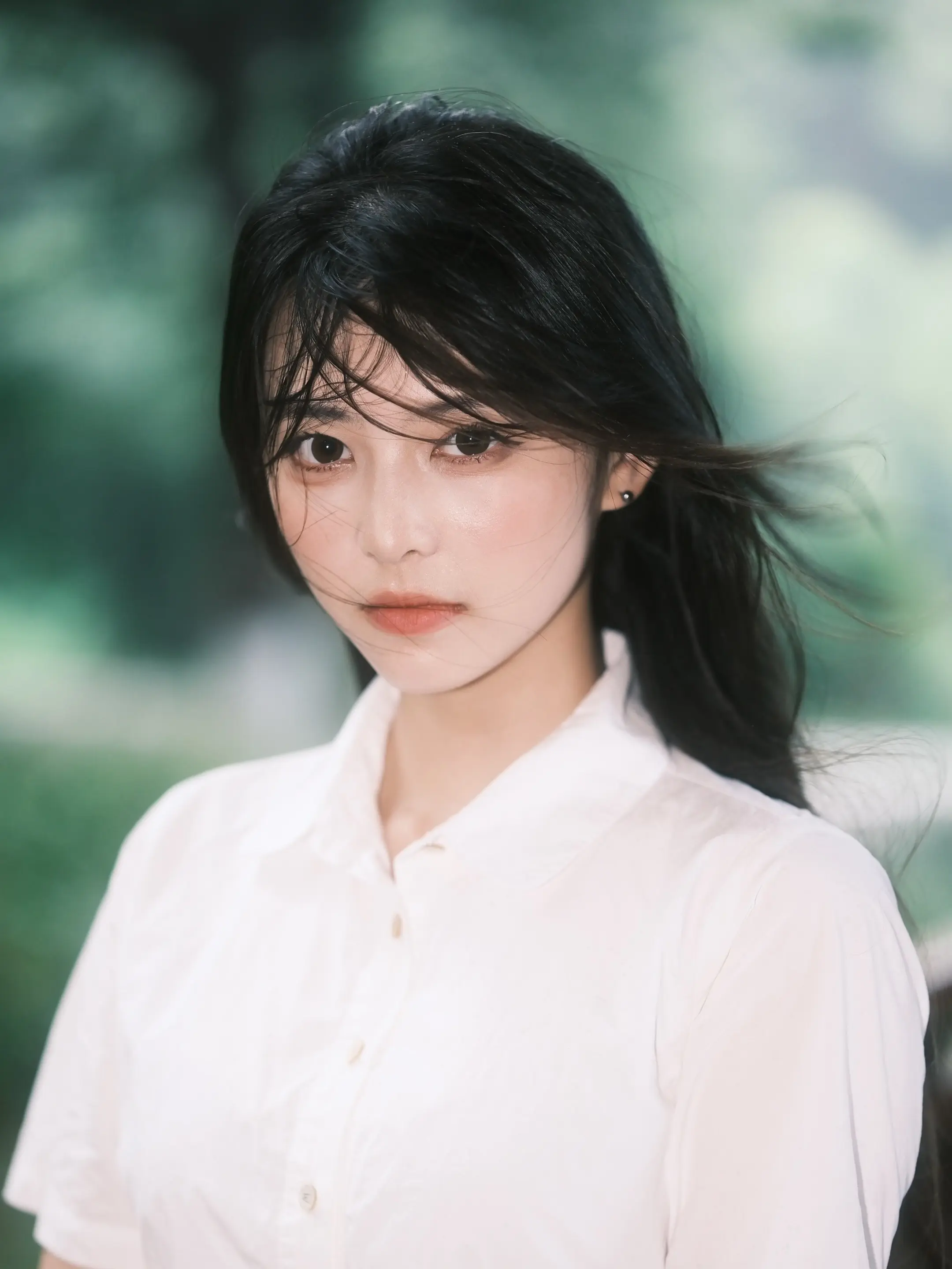 一阵风吹过。