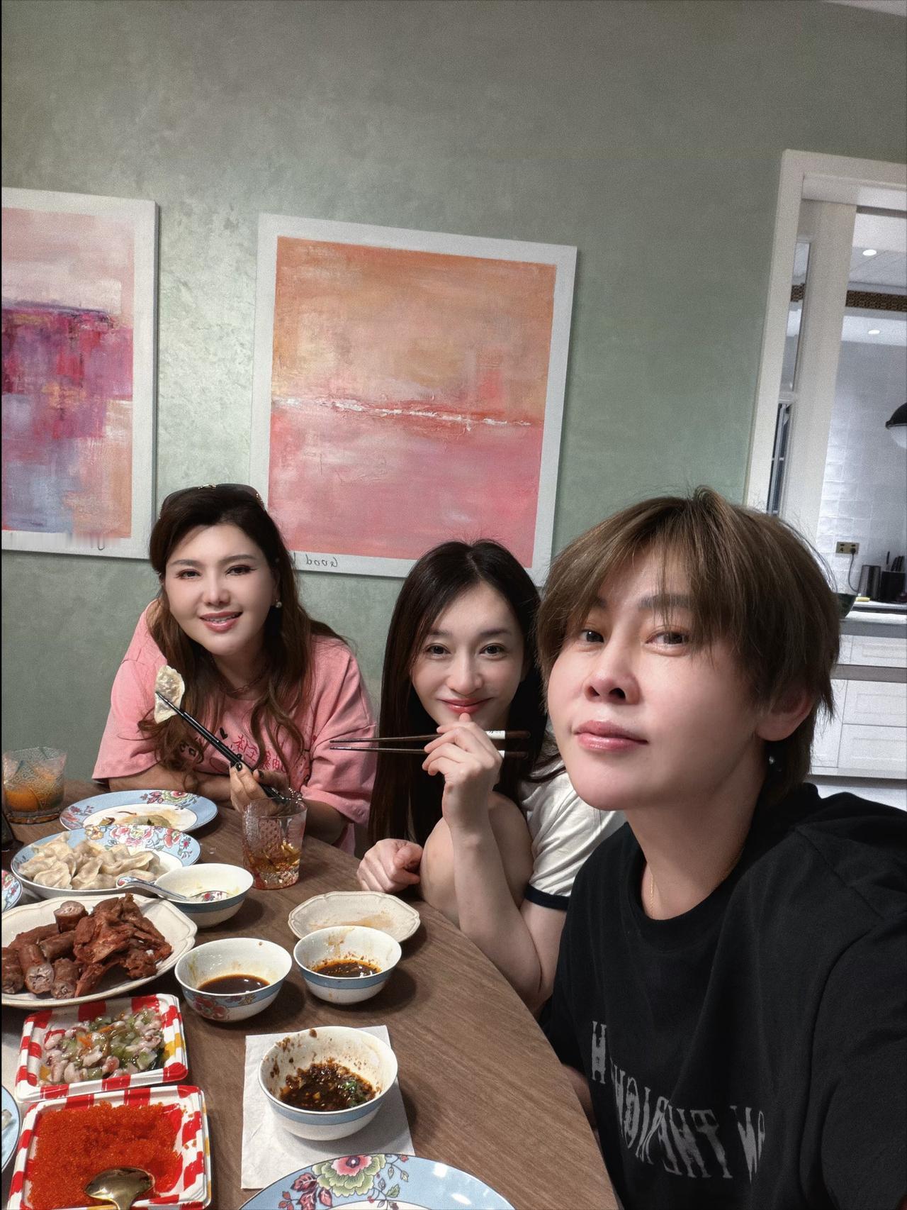 李小冉，引发热议。

8月6日，50岁的李小冉，冲上热搜，她邀请王濛去吃饭，3个