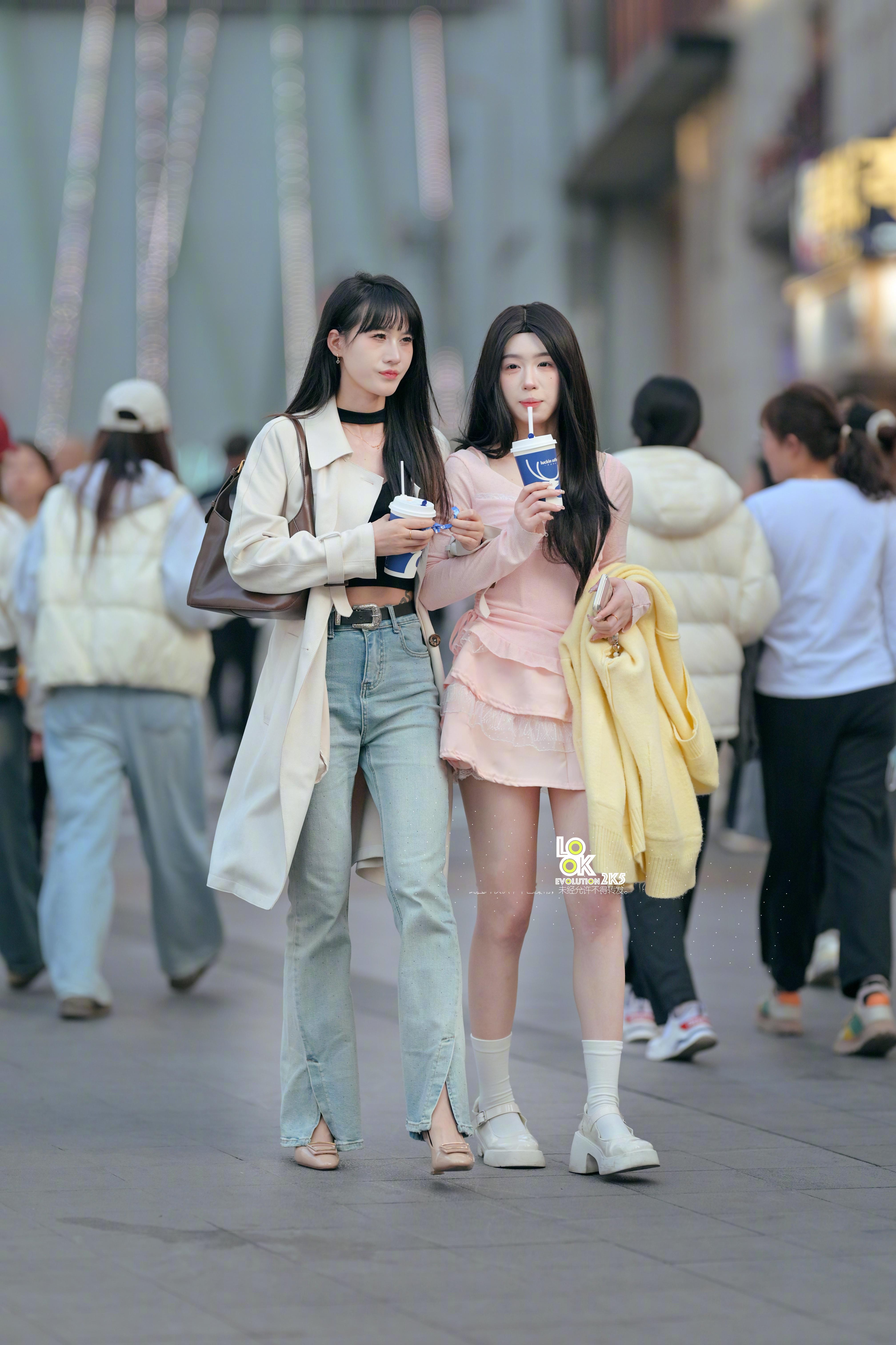 小姐姐们都爱相互挽着逛街哈！ 