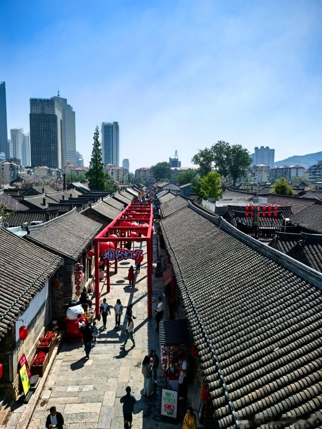好多年没有坐船了，途径烟台，就地玩一圈遇到了一个小小志愿者讲解员，带我们所城里深