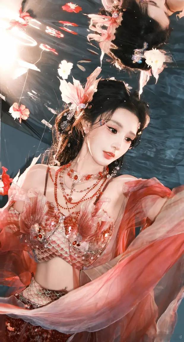 彭小苒穿红裙娇艳美丽，化身水下人鱼性感明媚。 ​​​