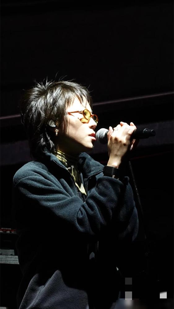 窦靖童墨尔本开唱，发福被指“女版窦唯”。
现场在海边，日落潮汐，氛围浪漫。