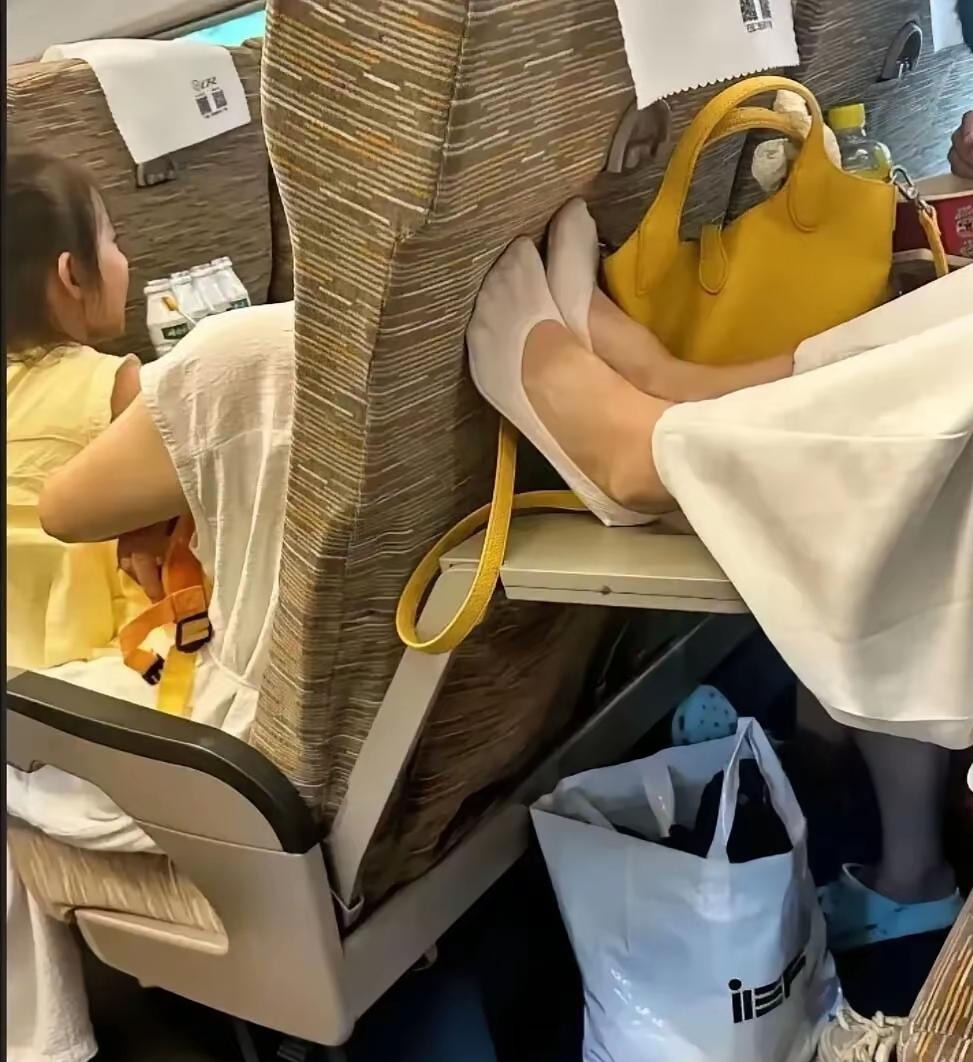 这些人为啥在火车上要把脚放到小桌板上？不文明的行为频频曝光，频频还有犯规！