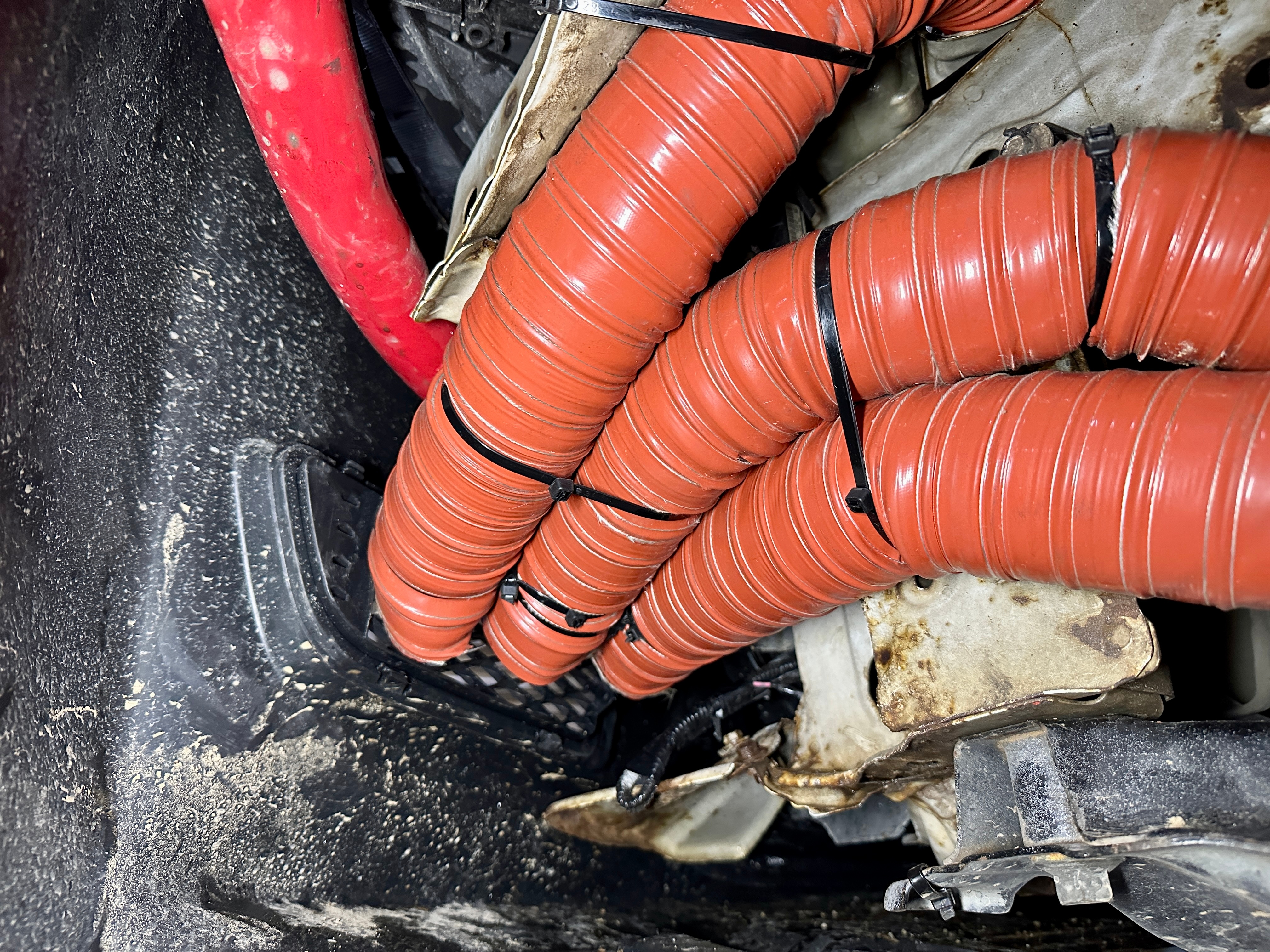 刹车系统分享1，原厂刹车 可能一圈都飞不完2，改盘皮➕通风  可能能飞一散一3，