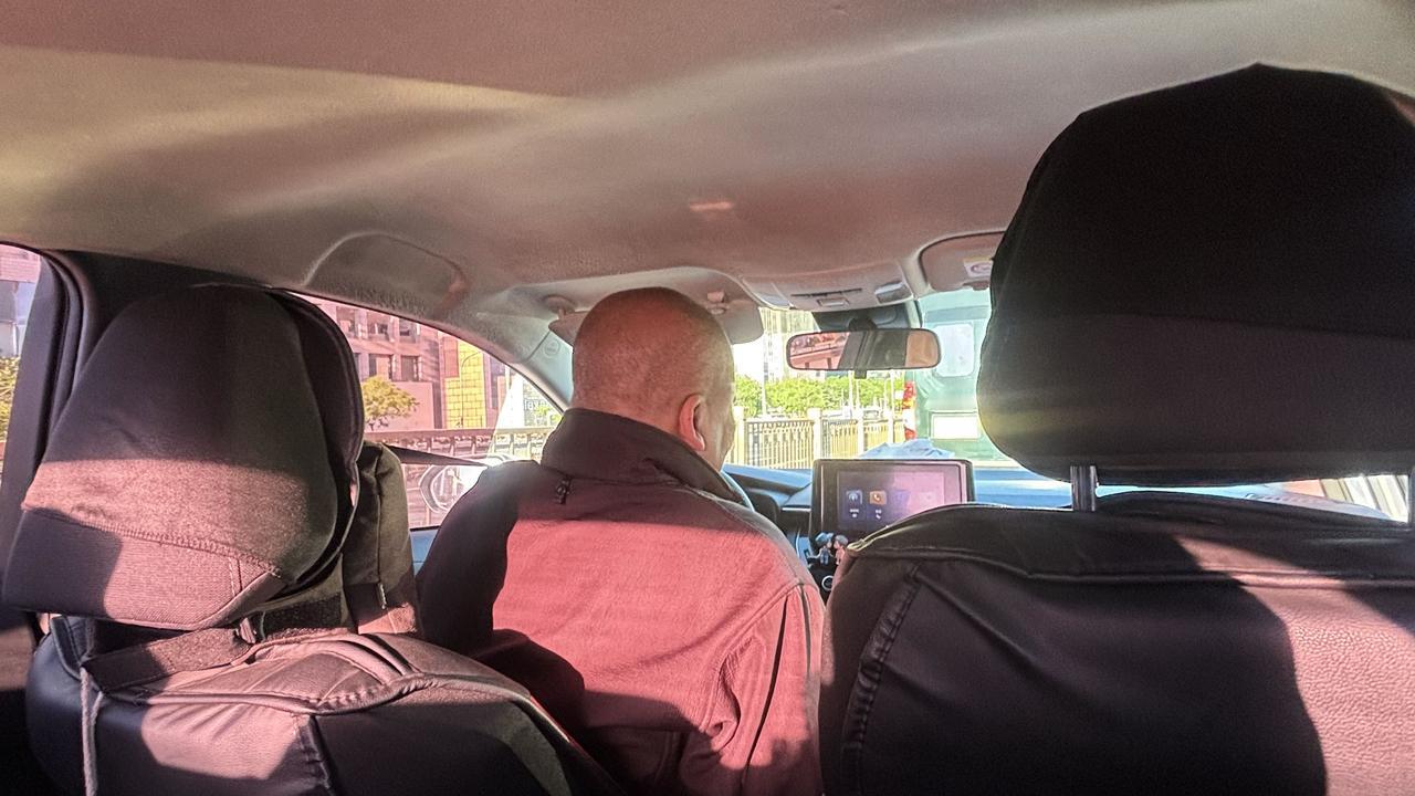 打了辆卡罗拉1.8双擎，一上车又是那股呛鼻的烟味儿，故意不选出租车，但还是没逃过