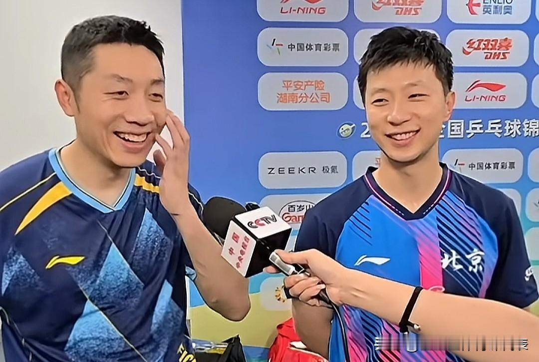 太搞笑了，许昕说我们组合最大的领导是马龙孩子。原来马龙拉着许昕来比赛，是为了他孩