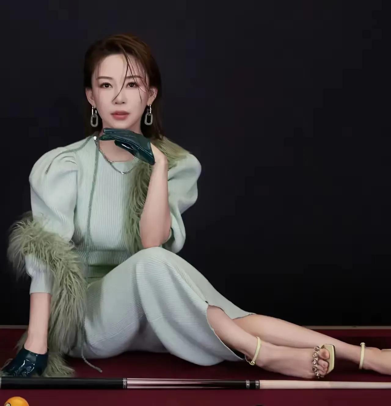 潘晓婷不愧称之为台球界的天后级女神，在球场上深知容颜美不胜收，就是在平时生活中的