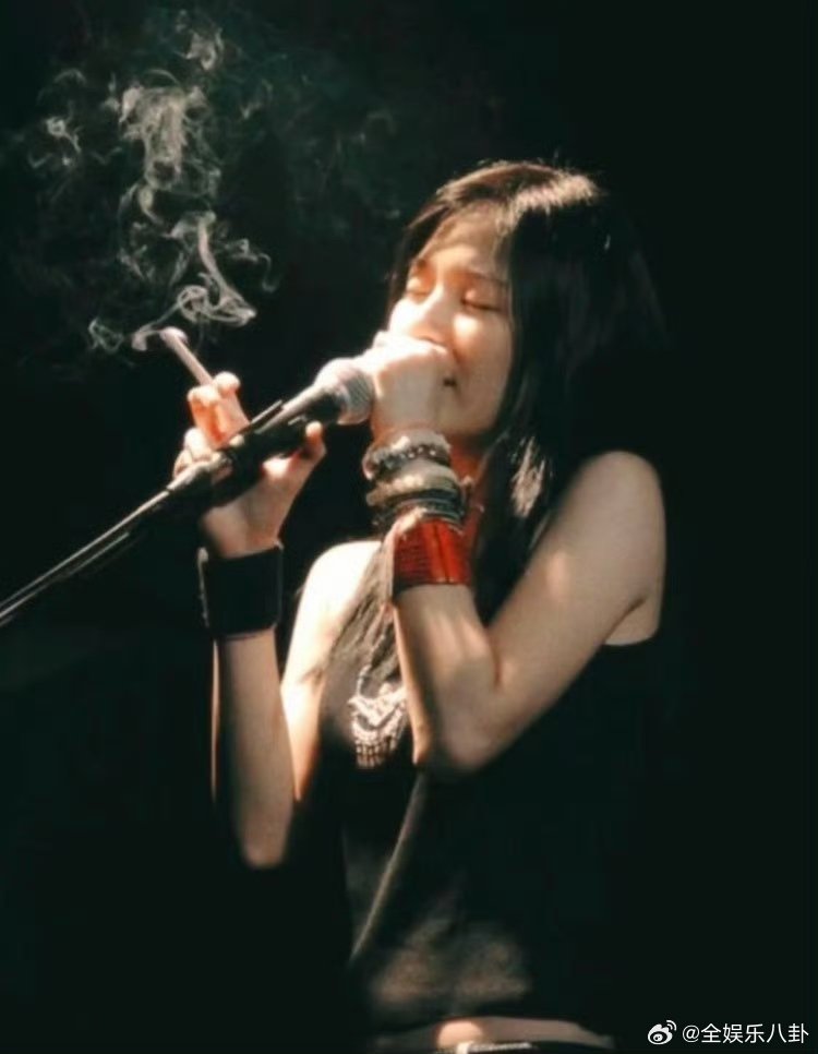 李心洁时隔20年再回舞台乘风2026时光不负热爱，李心洁依旧是那个爱唱歌的女孩，