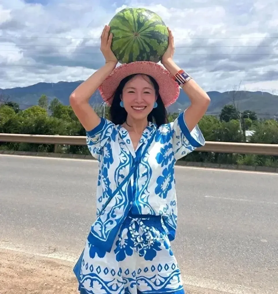 41岁江一燕低调生活曝光：云南小城，已婚生女，街头买酷似隔壁大姐 ~ ...