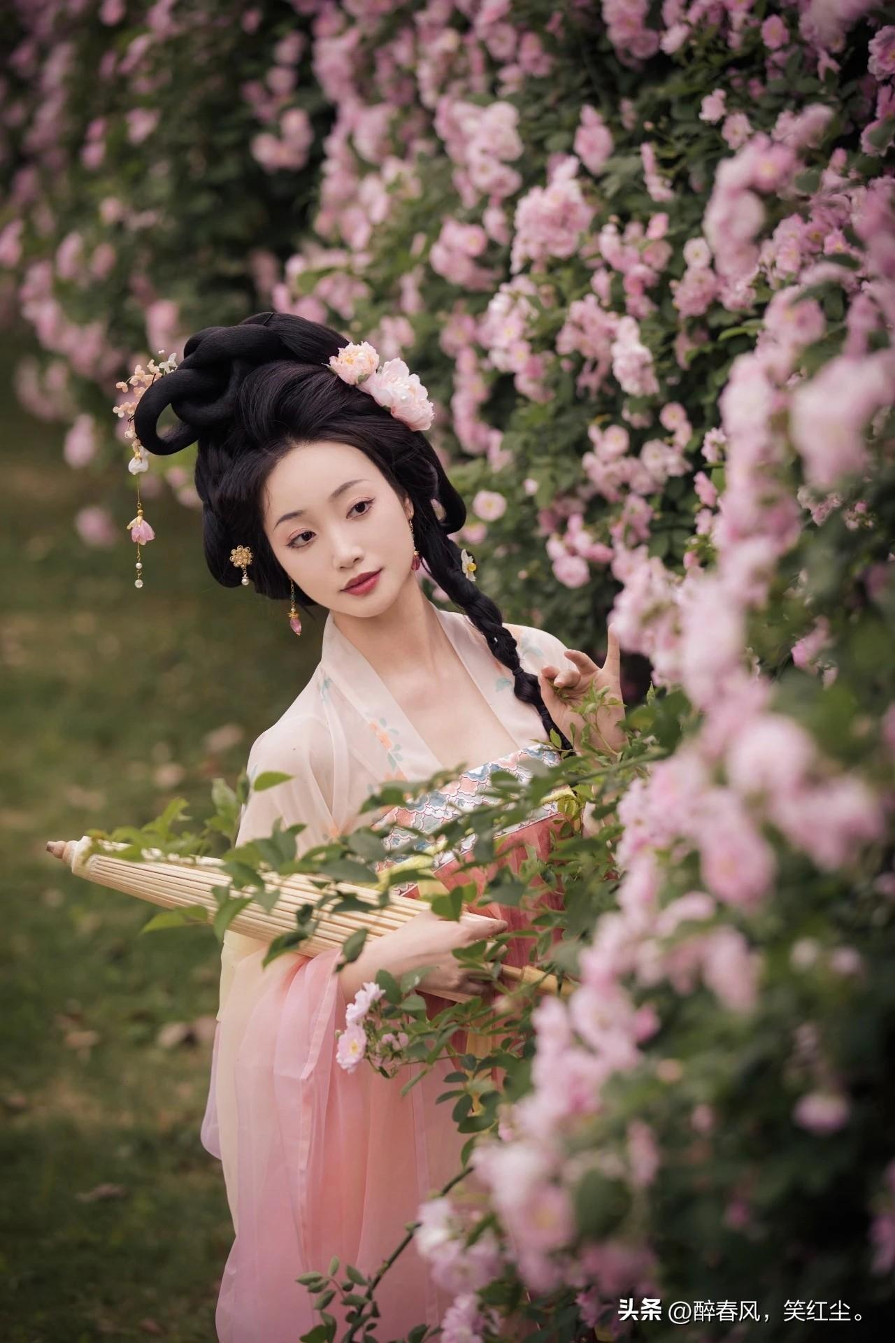 小姐姐在花丛中拍照。鲜花少女拍照 花丛逆光写真 花丛氛围感写真 花丛甜自拍