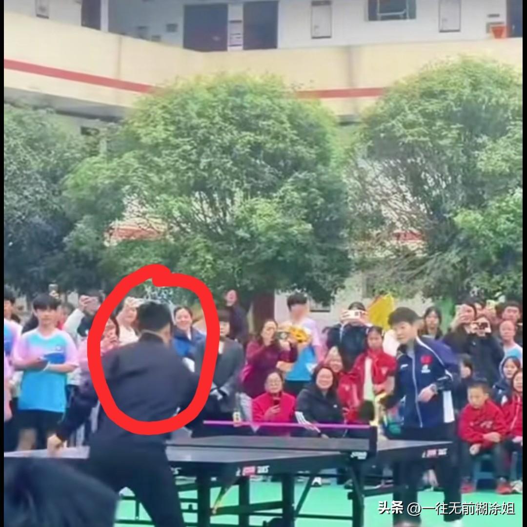 看把这个男生能耐的，高兴疯了吧！

其实我知道他并不是赢了莎莎一个球高兴的，他是