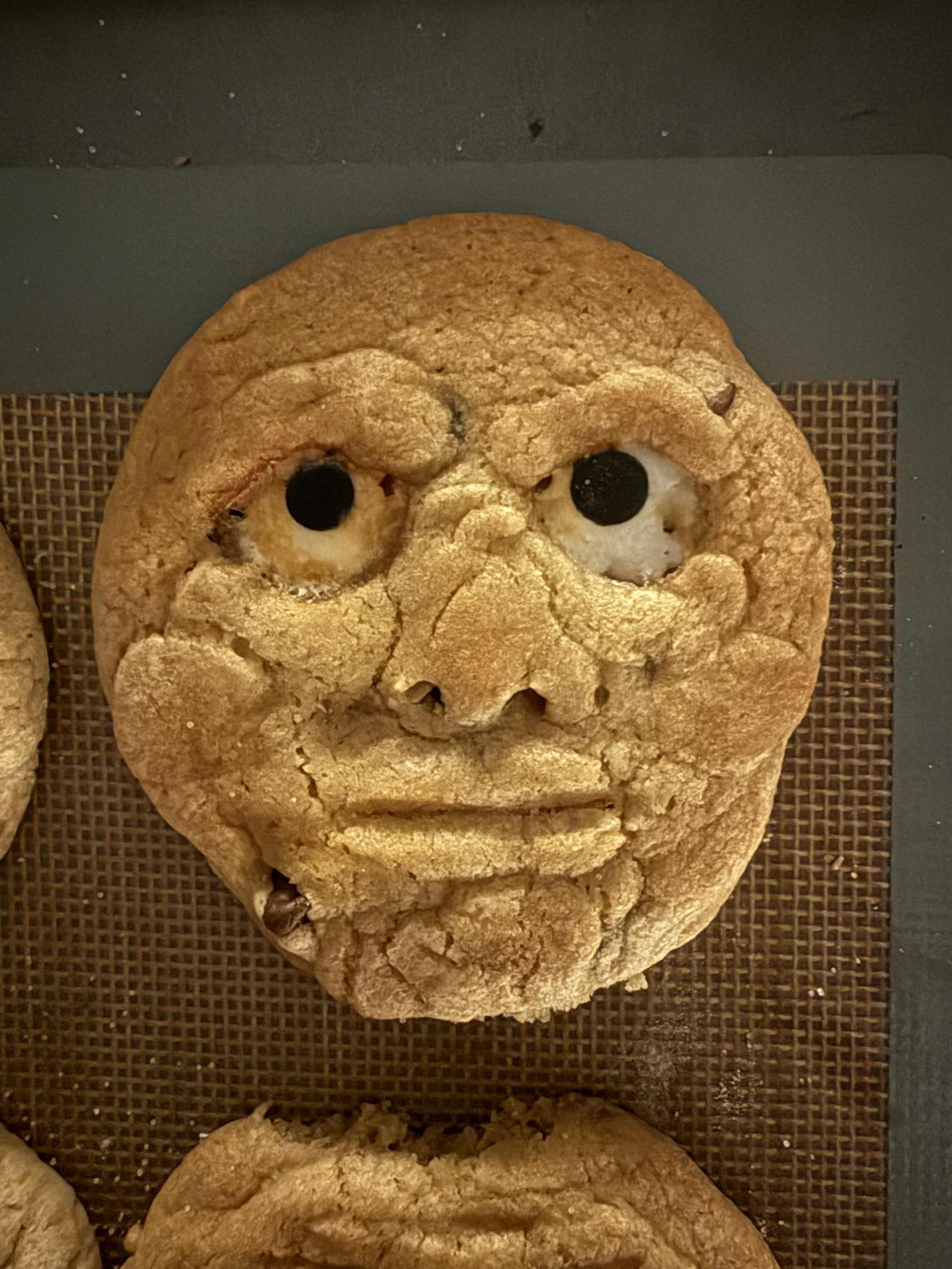 这块饼干造型诡异，像有生命一样。