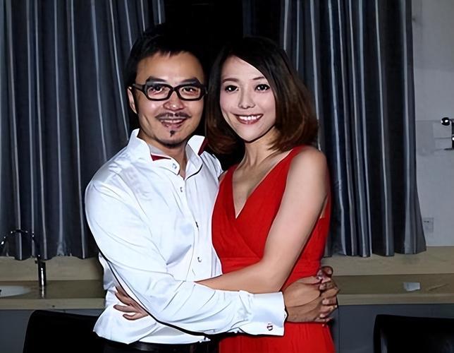 杨乐乐忆起与汪涵的恋爱往事，满是甜蜜。初遇时汪涵的真诚幽默吸引了她，工作中默契渐