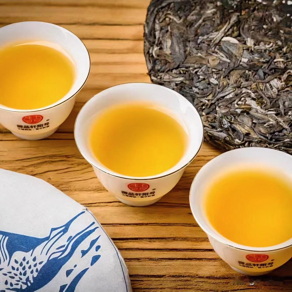 《茶味三叠·朝天子体》
水儿翻，烟儿旋，一盏清欢赛蜜甜。初微苦，终味甘，涩中余味