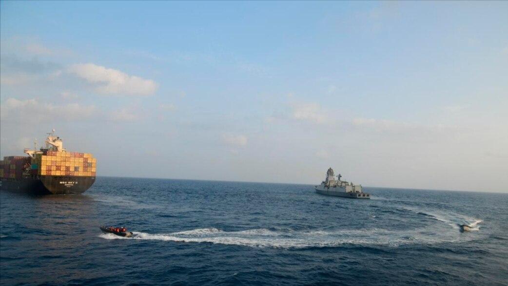 据印度媒体报道，一艘悬挂印度国旗的船只在阿曼海岸附近遇袭，时间点卡得很微妙：就在