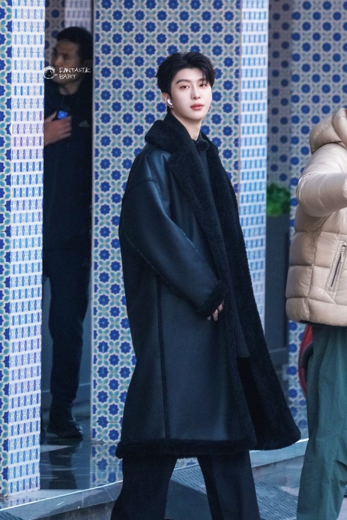 范丞丞冬日男友look 范丞丞奔跑吧allblack氛围感 范丞丞冬日男友loo