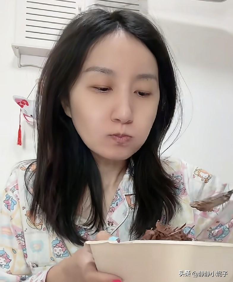 经常看北京本地全职妈妈晶晶的视频，孩子姥姥和奶奶轮流带，自己每天吃喝，家里也不收