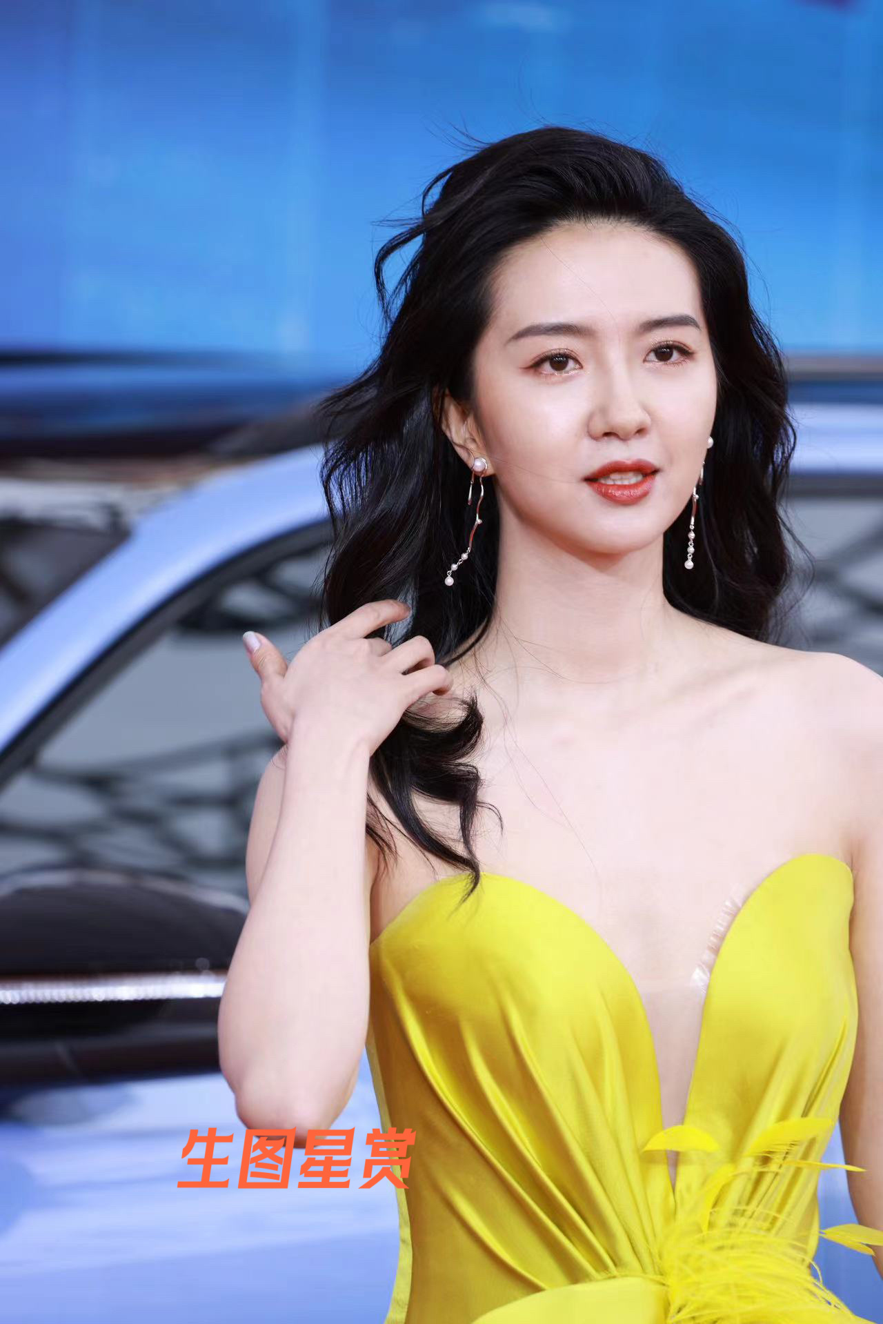 许龄月澳门电视节红毯look，明黄色抹胸礼服美得过分💛💚 ​​​