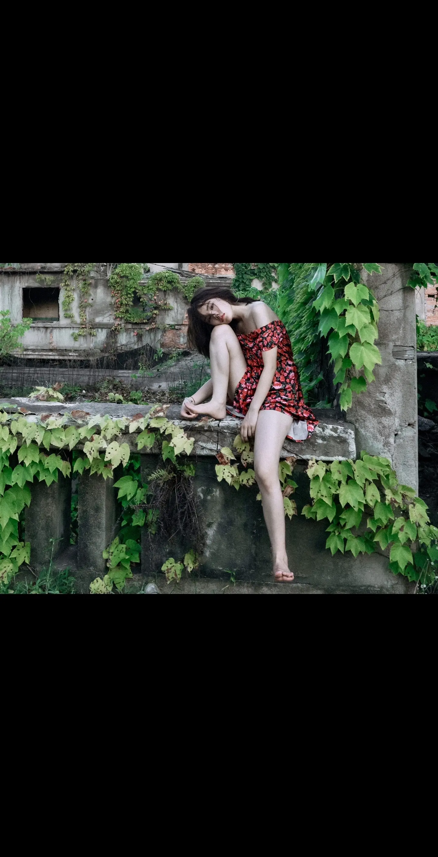 不良少女｜颓废日记🍃。《废墟古早情绪写真》 摄影师：丁子墨 模特