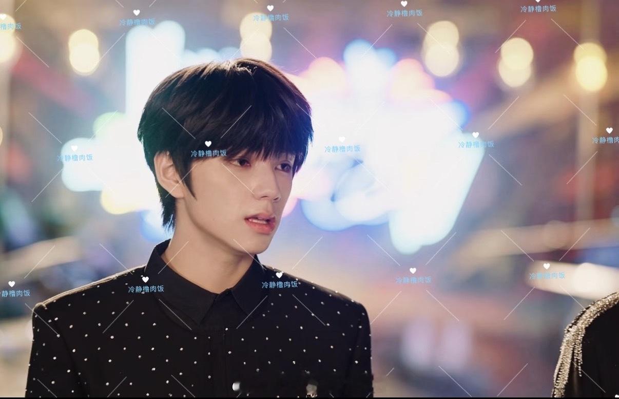 好有古早韩剧氛围感！王橹杰古早韩剧氛围感王橹杰礼服路透