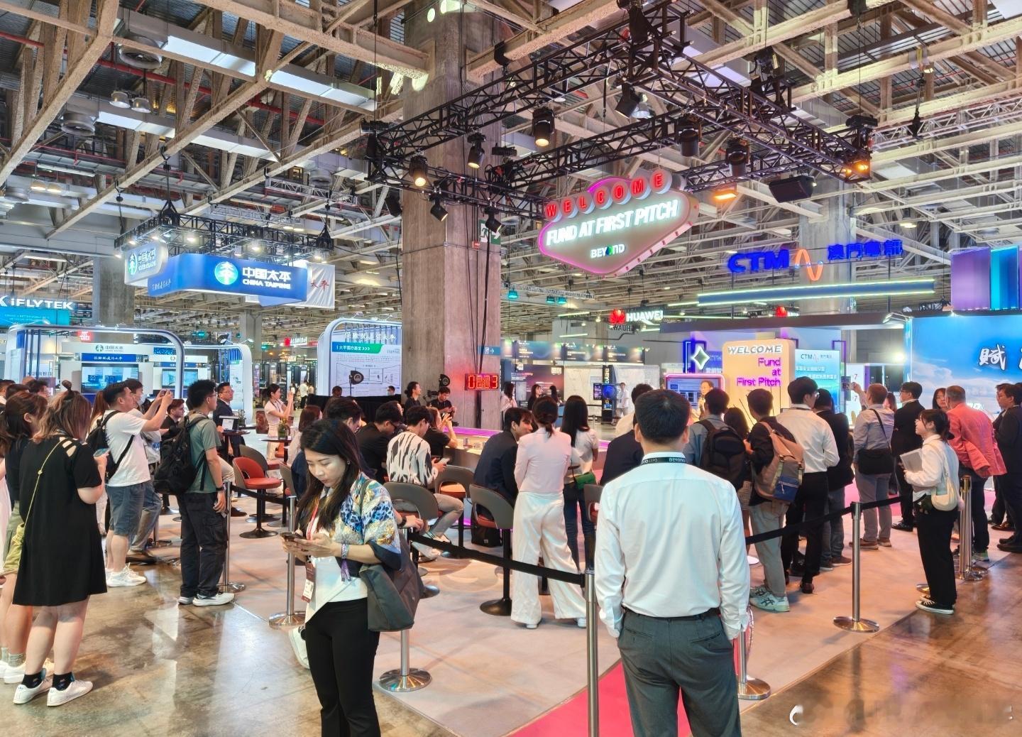 今年的BEYOND Expo 2025真的是未来科技狂欢盛宴！有机器人弹琴，有机