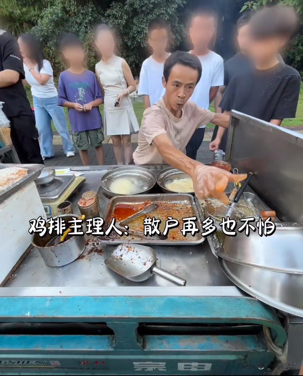 景德镇你怎么让“鸡排哥”流量变“留量”吗？靠着张嘴就是金句和满满的情绪价值。江西