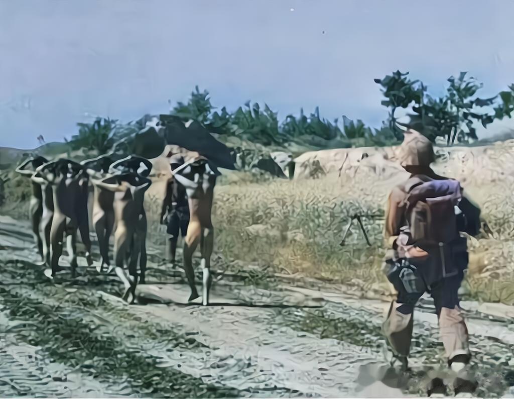1950年，美军士兵占领朝鲜村庄后，以怀疑村民中藏有游击队员为名，将村名全部脱光
