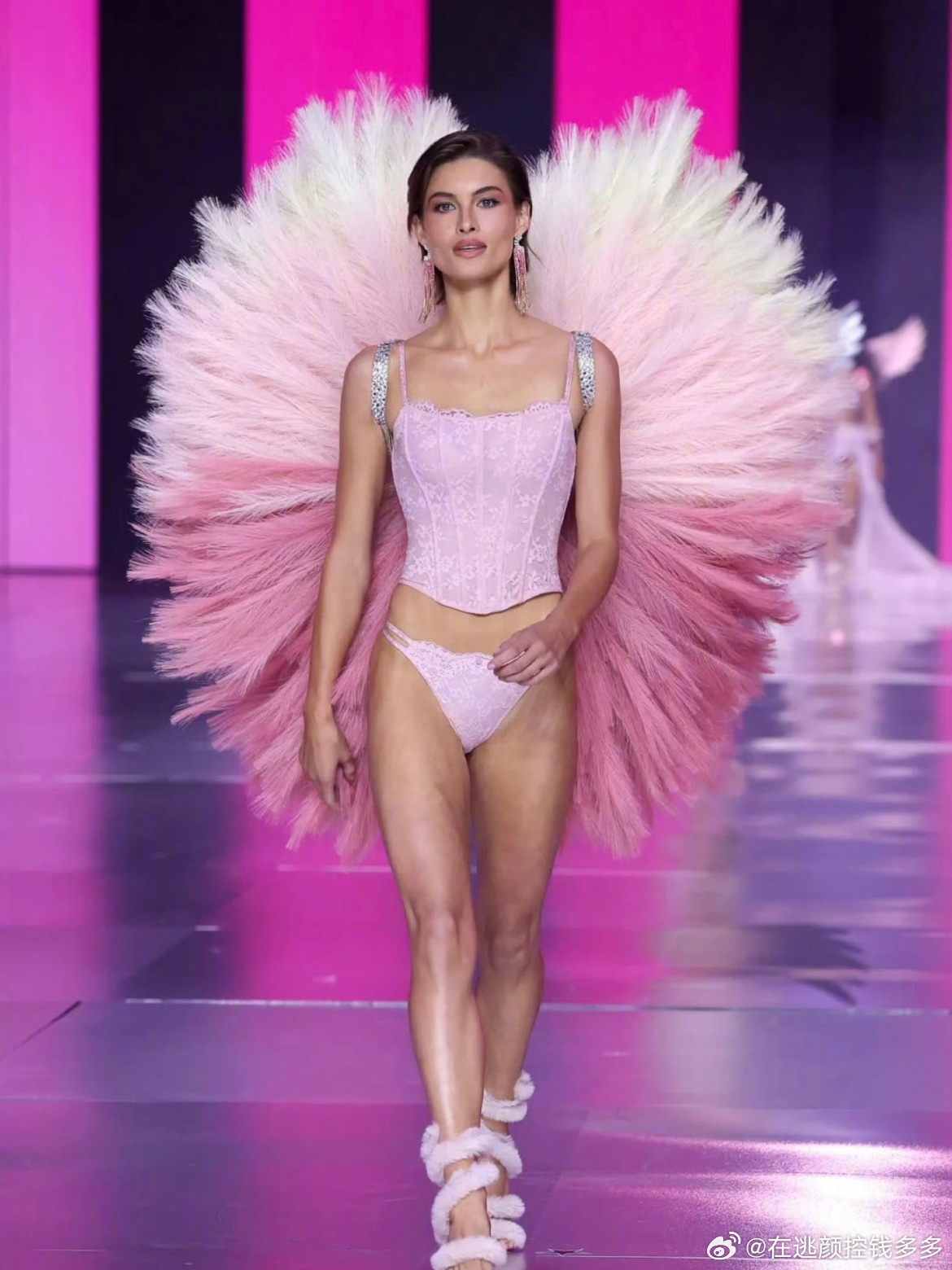 #维密翅膀#除了大表姐刘雯，剩下这几位的维密翅膀我也好喜欢啊！但是我不知道她们是