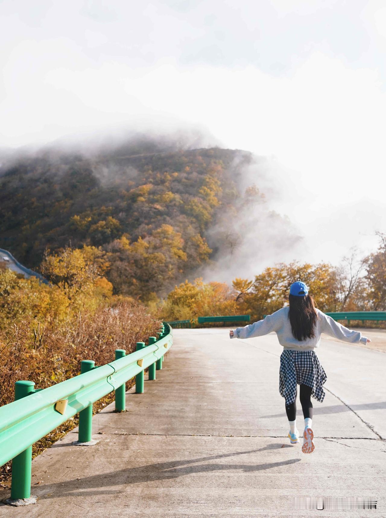 成都🚄一日往返油画彩林🍁徒步美哭了

成都的秋还没来得及镀上金黄✨
我就一个