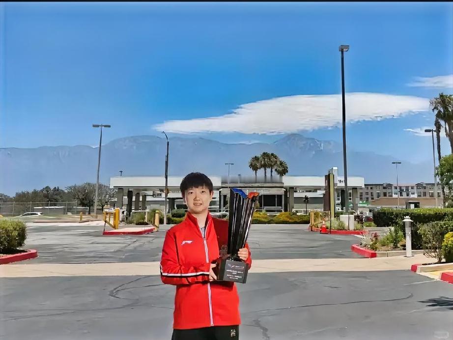大胖小子：莎姐的脑袋真脑袋啊，一眼就看出来了！
莎莎：小屁孩你瞅瞅你这话说的，谁
