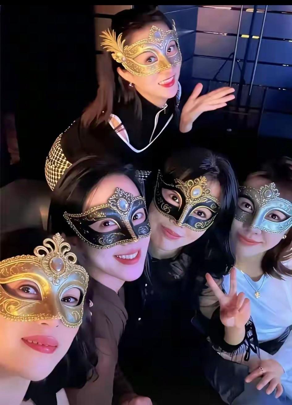 这是啥经典名场面，是玩角色扮演还是短视频拍摄？难道不敢流露出真芳容吗？