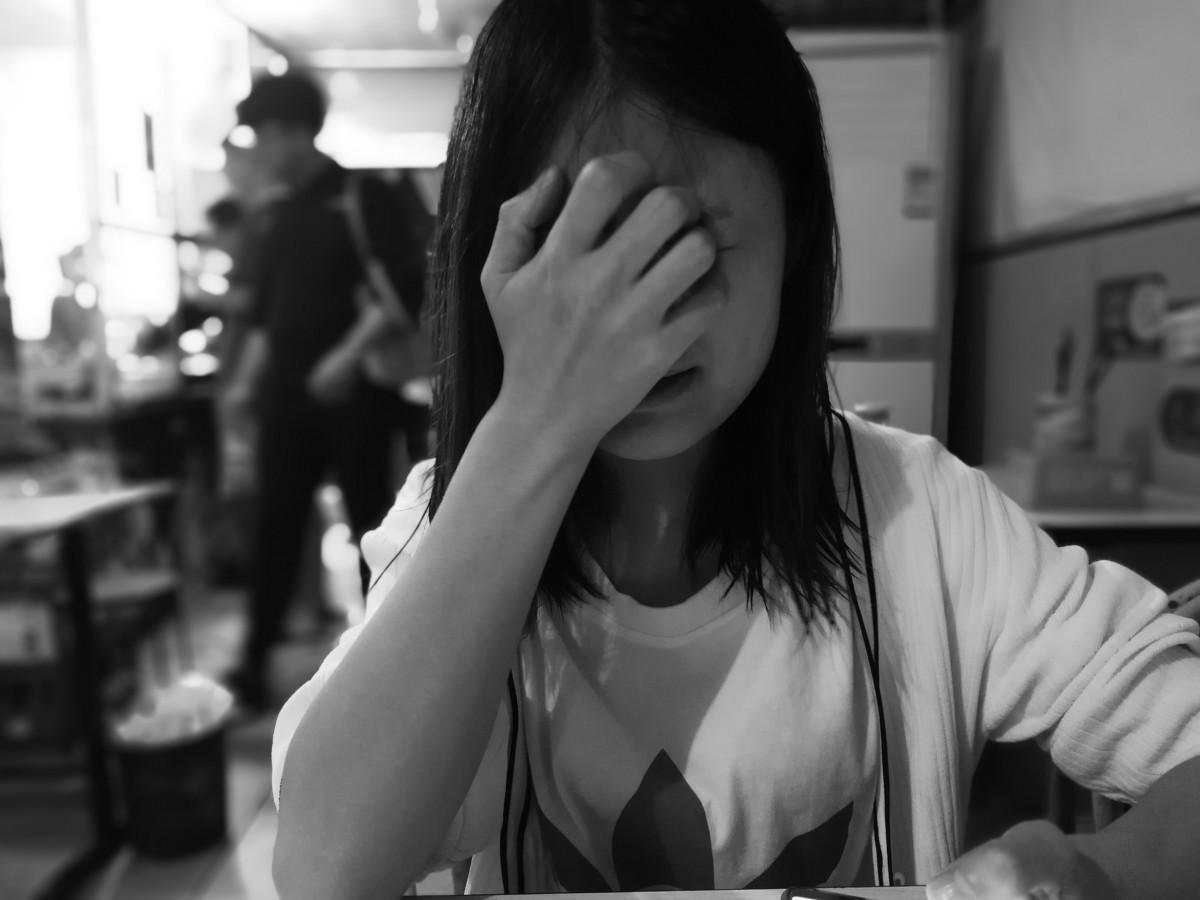 看着同事这两天心事忡忡、闷闷不乐，办公室里的老李问她咋了？
同事眼泪扑簌扑簌砸下