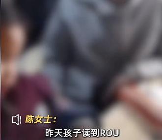 崩溃了！！！近日，河南南阳一位父亲在辅导一年级女儿的拼音作业时，因孩子始终无法掌