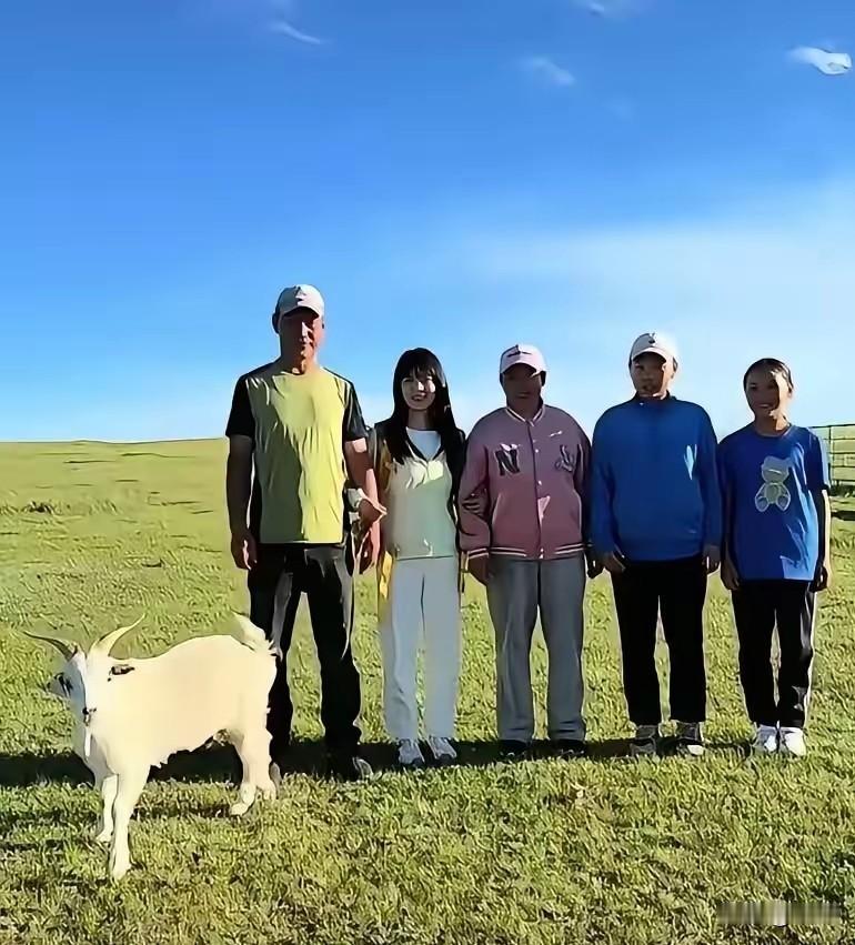 小羊哭着追车三里不肯停！女子折返200公里千里奔赴，400买羊2000运费也要带
