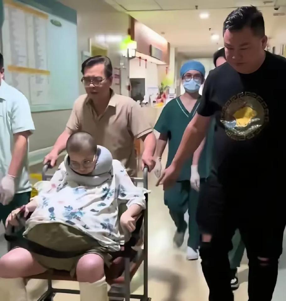 真的应该实行安乐死，像丁丁这样安乐死好过她这样煎熬，还拖累了父母，太遭罪了。
丁