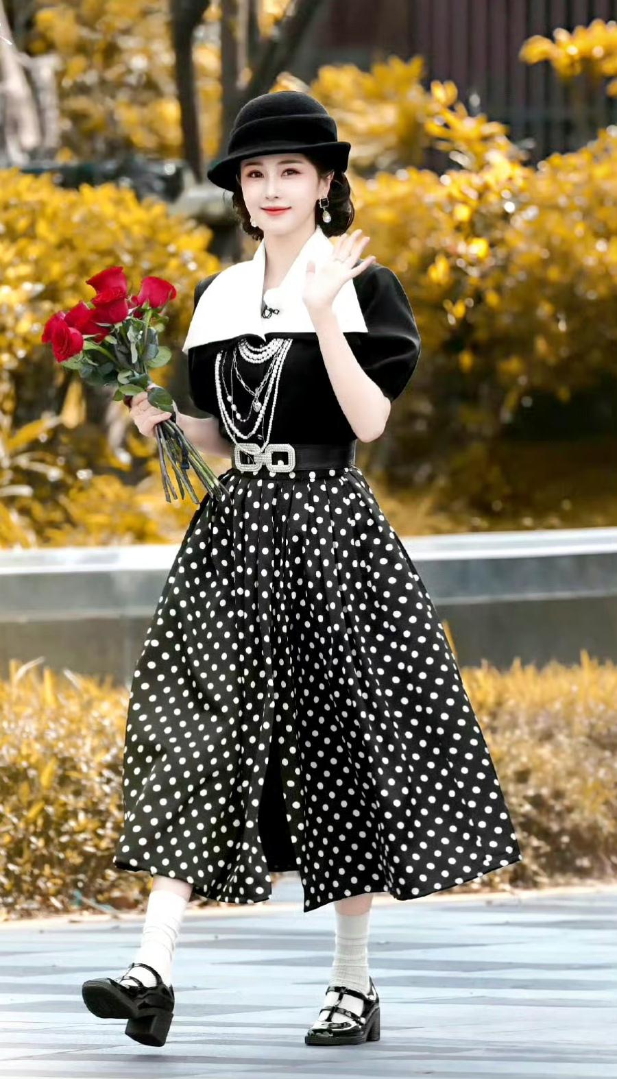 波点裙摆轻扬，玫瑰与复古礼帽相映，一整个优雅又明媚的法式氛围感。