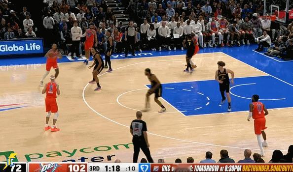 卡鲁索击地传球找到杰林，轻松扣篮得手！