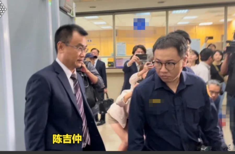 超思鸡蛋弊案关键人吴谕非回台，柯文哲大账房橘子仍隐匿日本，民众党这下尴尬了。
吴