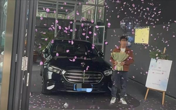 3月3日，一男子开着自己新买的60万的奔驰车，开着车上的智能驾驶辅助功能，高速上