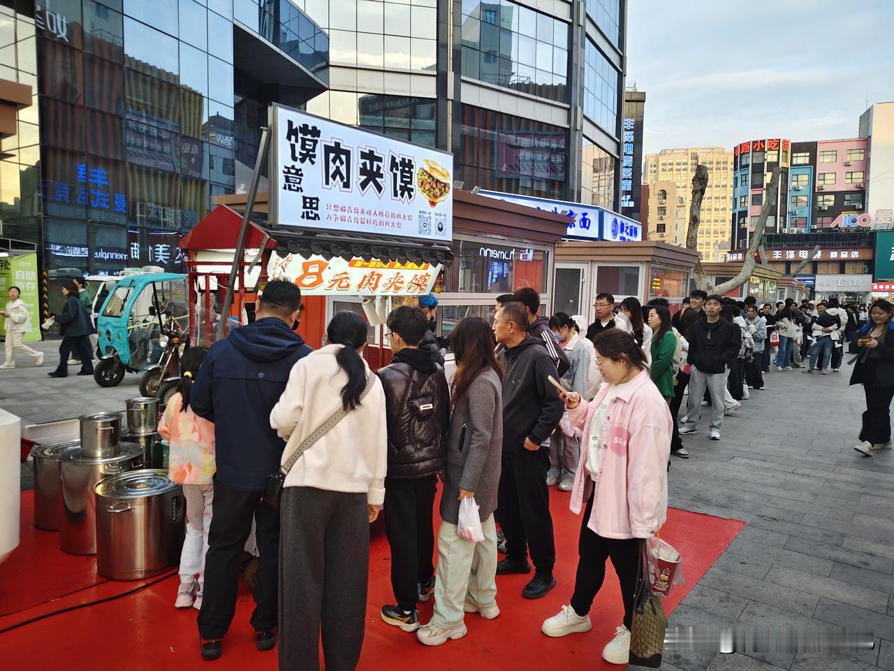 一个卖肉夹馍的，竟然排了近百米的队！路过李村步行街，发现很多人排成队，走上前一看