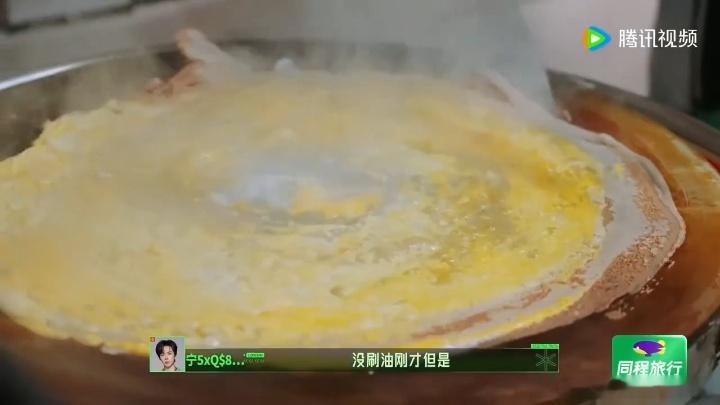 刘宇宁第一次摊煎饼没放油刘宇宁煎饼果子边做边学 刘宇宁摊煎饼第一锅忘刷油了，起饼