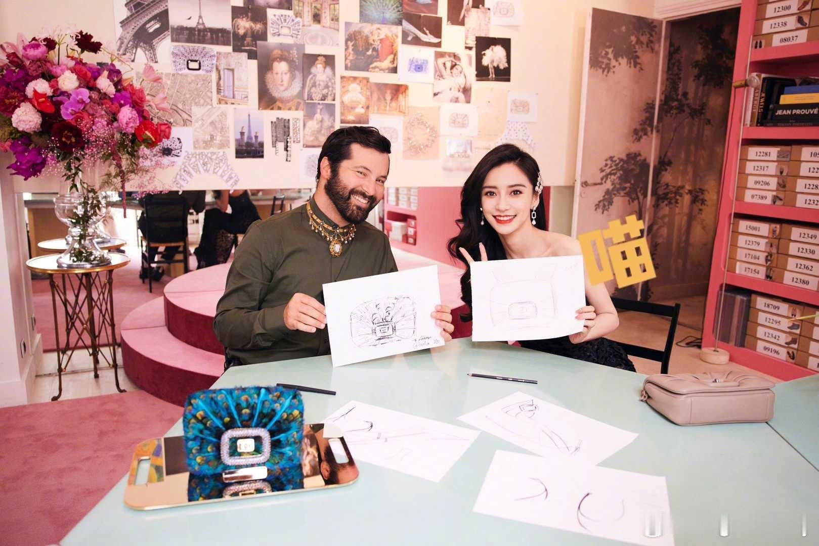 angelababy angelababy 人群自动退成布景，像被风吹散的铅笔画